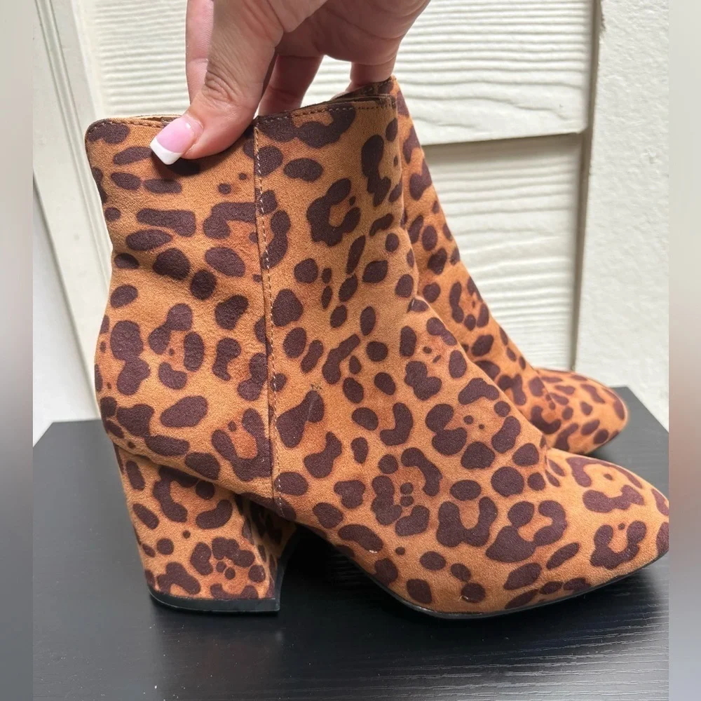 Women’s Bamboo Leopard Print Suede Heeled Booties ~ Size Women’s 7 US/ 37 EU